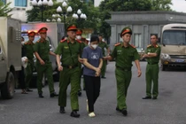 Nguyễn Thị Hồng Dung được đưa đến phiên xét xử.