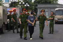 Nguyễn Thị Hồng Dung được đưa đến phiên xét xử.