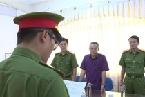 Cơ quan Cảnh sát điều tra Công an tỉnh Bạc Liêu tống đạt Quyết định và Lệnh đối với Huỳnh Thanh Phong.