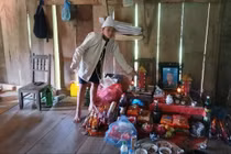 Hoàng Văn An bên ban thờ của bố mẹ.