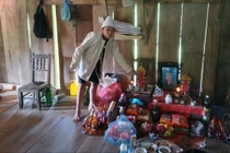 Hoàng Văn An bên ban thờ của bố mẹ.