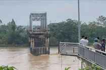 2 mố cầu Phong Châu, Phú Thọ bị sập. (Ảnh: Sơn Thủy)