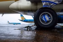 Tạm đóng cửa sân bay Đồng Hới do bão số 4