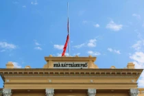 Khu vực nhà hát TP Hà Nội đã được treo cờ rủ.