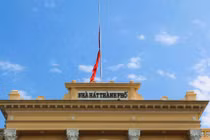 Khu vực nhà hát TP Hà Nội đã được treo cờ rủ.