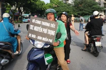 Ông Dũng tắt app công nghệ, chở miễn phí người dân đến đám tang.