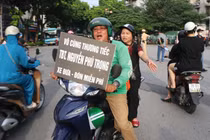 Ông Dũng tắt app công nghệ, chở miễn phí người dân đến đám tang.