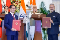 Thủ tướng Phạm Minh Chính và Thủ tướng Ấn Độ Narendra Modi chứng kiến Bộ trưởng Bộ Ngoại giao 2 nước trao Chương trình hành động Đối tác Chiến lược toàn diện Việt Nam-Ấn Độ giai đoạn 2024-2028 - Ảnh: VGP/Nhật Bắc.