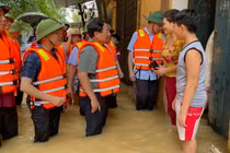 Thủ tướng thăm hỏi xã có 9.000 dân bị chia cắt bởi mưa lũ 