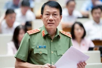 Bộ trưởng Lương Tam Quang trả lời chất vấn. Ảnh: Quochoi.vn