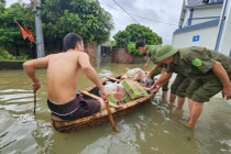 Cận cảnh nơi 700 hộ dân ở Hà Nội chìm trong "biển nước", chèo thuyền đi lại