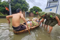 Cận cảnh nơi 700 hộ dân ở Hà Nội chìm trong "biển nước", chèo thuyền đi lại