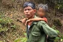 Đi lạc 5 ngày 4 đêm trong rừng, bé trai 6 tuổi làm gì để sinh tồn?