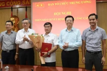 Lãnh đạo Ban và lãnh đạo Văn phòng Ban, Vụ Tổ chức - Cán bộ cơ quan chúc mừng ông Phan Văn Trọng. 