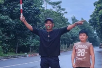 Con trai "gây sốt" vì đứng chỉ đường cho xe tránh nơi ngập lụt, bố nói gì?