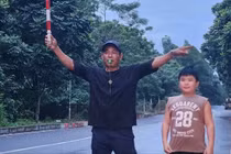 Con trai "gây sốt" vì đứng chỉ đường cho xe tránh nơi ngập lụt, bố nói gì?