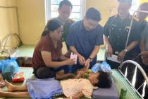 Bé trai được chăm sóc ở trạm y tế.