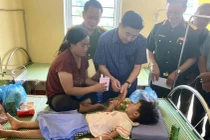 Bé trai được chăm sóc ở trạm y tế.