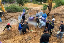 Vụ sạt lở trên Quốc lộ 2: Tìm thấy thi thể người đàn ông hô hoán mọi người tránh nguy hiểm