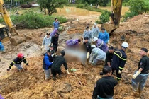 Vụ sạt lở trên Quốc lộ 2: Tìm thấy thi thể người đàn ông hô hoán mọi người tránh nguy hiểm