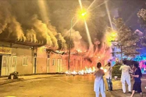 Cháy lớn tại kho để đồ Bệnh viện Đa khoa Đức Giang