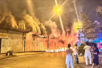 Cháy lớn tại kho để đồ Bệnh viện Đa khoa Đức Giang