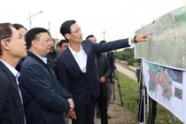 Ông Lê Thanh Nam báo cáo Bí thư Thành ủy Đinh Tiến Dũng về quy hoạch đường Vành đai 4 chạy qua huyện Đan Phượng.