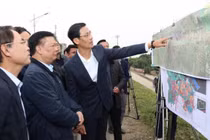 Ông Lê Thanh Nam báo cáo Bí thư Thành ủy Đinh Tiến Dũng về quy hoạch đường Vành đai 4 chạy qua huyện Đan Phượng.