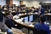 Phó Thủ tướng Chính phủ Lê Minh Khái cùng đoàn Việt Nam trong cuộc trao đổi với các giáo sư 