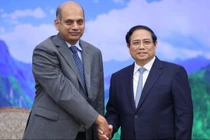 Thủ tướng Phạm Minh Chính và ông Karthik Rammohan, Phó Chủ tịch cấp cao Tập đoàn Lam Research (Ảnh: VGP)
