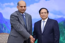 Thủ tướng Phạm Minh Chính và ông Karthik Rammohan, Phó Chủ tịch cấp cao Tập đoàn Lam Research (Ảnh: VGP)