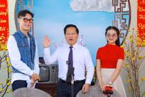 Ông Hoàng Tùng, Chủ tịch UBND TP Thủ Đức (giữa) tham gia trong livestream bán hàng cùng các nhà sáng tạo nội dung.