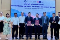 Ông Nguyễn Hồng Thắng, Giám đốc VNNIC và ông Trương Tấn Quân, Hiệu trưởng HCE ký kết thỏa thuận hợp tác