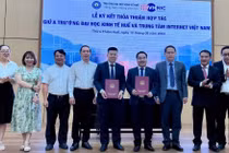 Ông Nguyễn Hồng Thắng, Giám đốc VNNIC và ông Trương Tấn Quân, Hiệu trưởng HCE ký kết thỏa thuận hợp tác