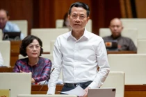 Bộ trưởng Bộ Thông tin và Truyền thông Nguyễn Mạnh Hùng phát biểu giải trình, làm rõ một số nội dung đại biểu Quốc hội nêu.