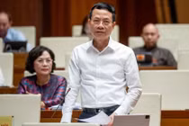 Bộ trưởng Bộ Thông tin và Truyền thông Nguyễn Mạnh Hùng phát biểu giải trình, làm rõ một số nội dung đại biểu Quốc hội nêu.