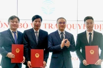Thứ trưởng Bộ TT&TT Phan Tâm trao quyết định cho 3 cán bộ được bổ nhiệm.
