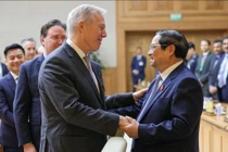 Thủ tướng trò chuyện thân mật với Chủ tịch kiêm Tổng Giám đốc, Hội đồng Kinh doanh Mỹ-ASEAN Ted Osius, nguyên Đại sứ Mỹ tại Việt Nam.