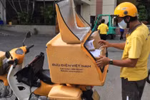 Các yếu tố ảnh hưởng đến quyết định lựa chọn đơn vị vận chuyển là giá cả, chất lượng giao nhận, thời gian giao hàng, thái độ shipper và chăm sóc khách hàng.