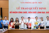 Tổng Thư ký Quốc hội, Chủ nhiệm Văn phòng Quốc hội Bùi Văn Cường và Phó chủ nhiệm Ủy ban Pháp luật Trần Hồng Nguyên, lãnh đạo Văn phòng Quốc hội, Đài Tiếng nói Việt Nam chúc mừng các cán bộ nhận quyết định bổ nhiệm.