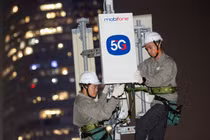 Kỹ sư MobiFone lắp đặt trạm thu phát sóng 5G tại thành phố Hồ Chí Minh.
