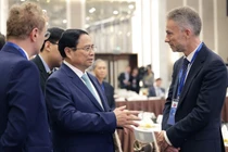 Thủ tướng trao đổi với đại diện doanh nghiệp tham dự tọa đàm.