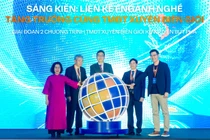 Bà Nguyễn Thị Minh Huyền (trái) trong lễ khởi động giai đoạn 2 của chương trình “TMĐT xuyên biên giới: Kỷ nguyên bứt phá”.