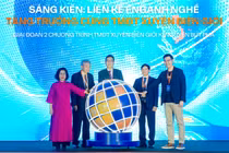 Bà Nguyễn Thị Minh Huyền (trái) trong lễ khởi động giai đoạn 2 của chương trình “TMĐT xuyên biên giới: Kỷ nguyên bứt phá”.