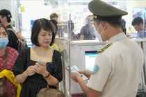 Hành khách sử dụng mã VNeID để làm thủ tục lên máy bay.