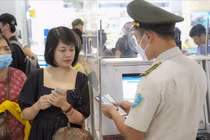 Hành khách sử dụng mã VNeID để làm thủ tục lên máy bay.