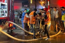 Lực lượng cứu hộ cứu nạn đưa nạn nhân rời hiện trường.