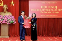 Bà Trương Thị Mai (trái), Trưởng Ban Tổ chức Trung ương, trao Quyết định của Bộ Chính trị về việc chỉ định ông Dương Văn An, Uỷ viên Ban chấp hành Trung ương Đảng khóa XIII, giữ chức Bí thư Tỉnh ủy Vĩnh Phúc nhiệm kỳ 2020 - 2025.