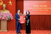 Bà Trương Thị Mai (trái), Trưởng Ban Tổ chức Trung ương, trao Quyết định của Bộ Chính trị về việc chỉ định ông Dương Văn An, Uỷ viên Ban chấp hành Trung ương Đảng khóa XIII, giữ chức Bí thư Tỉnh ủy Vĩnh Phúc nhiệm kỳ 2020 - 2025.