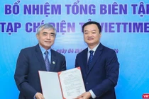 Chủ tịch Nguyễn Minh Hồng trao quyết định bổ nhiệm Tổng biên tập Tạp chí điện tử VietTimes cho nhà báo Nguyễn Bá Kiên.